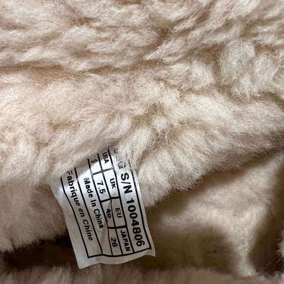 Uggs women cozy slippers excellent condition only wore a few times size 9 - Picture 4 of 4
